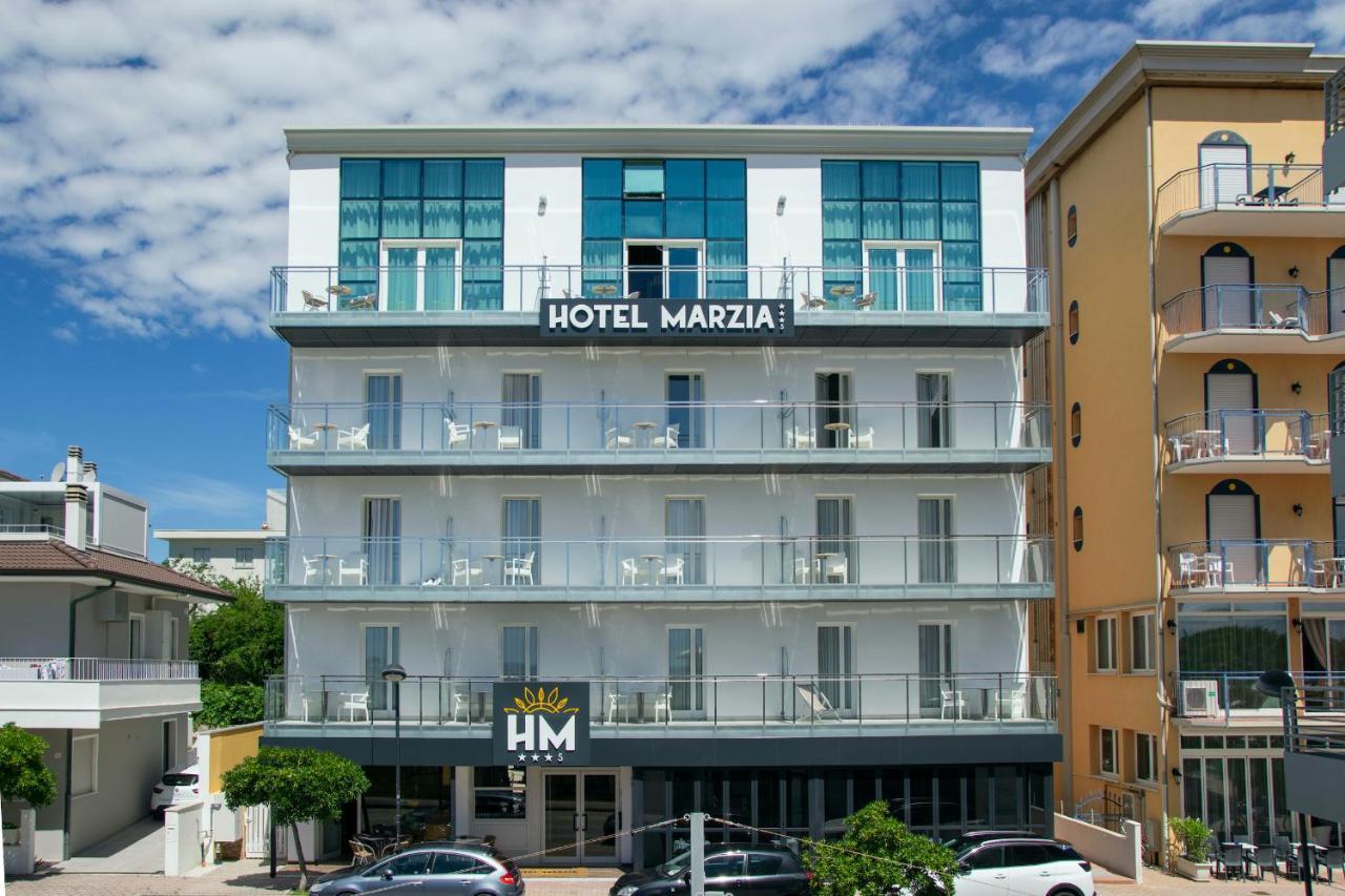 Hotel Marzia Holiday Queen Caorle Bagian luar foto