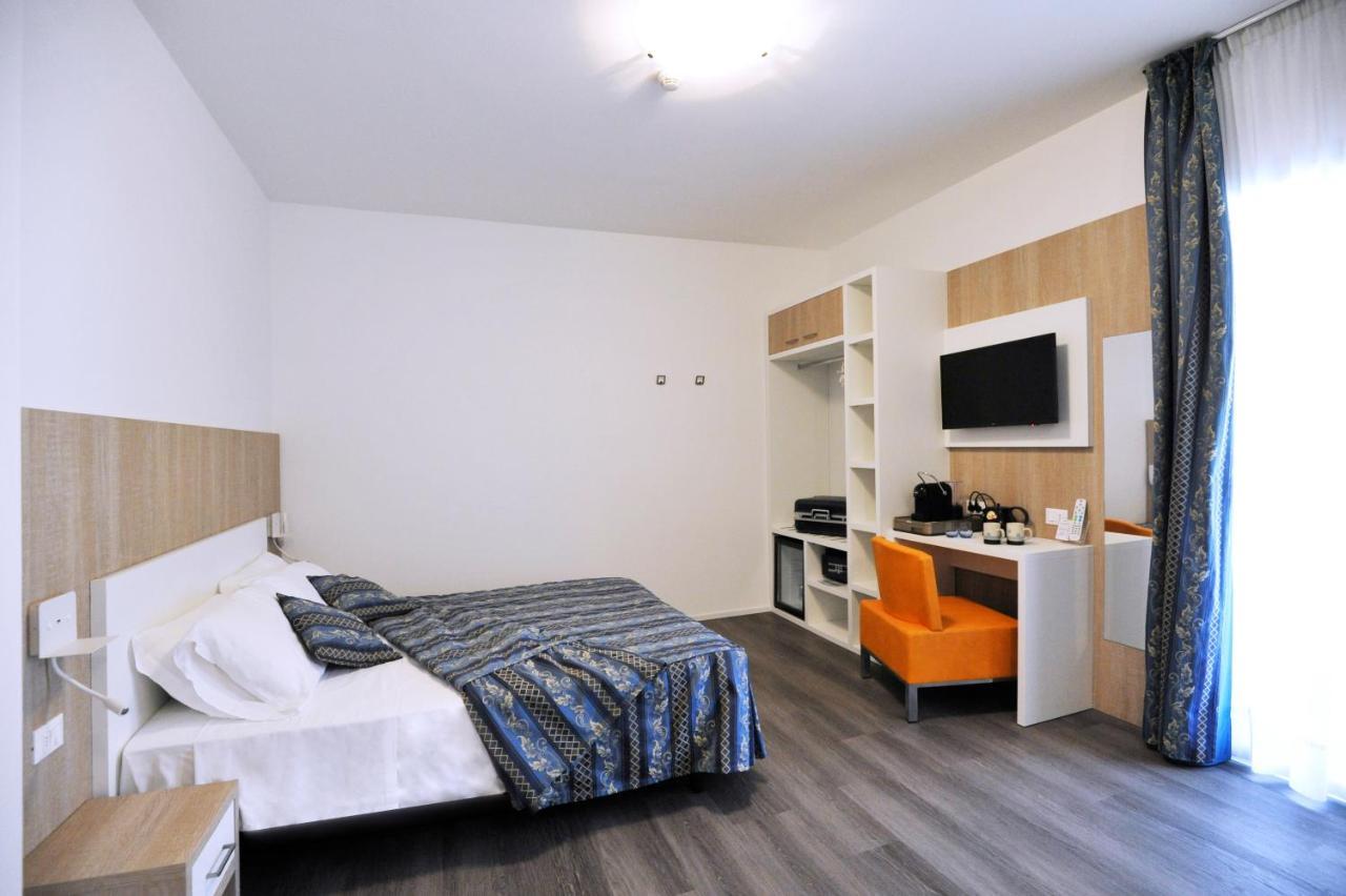 Hotel Marzia Holiday Queen Caorle Bagian luar foto