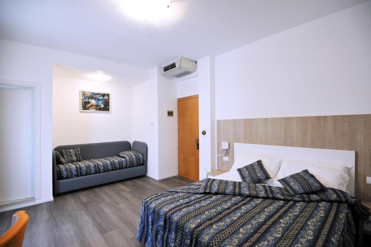 Hotel Marzia Holiday Queen Caorle Bagian luar foto