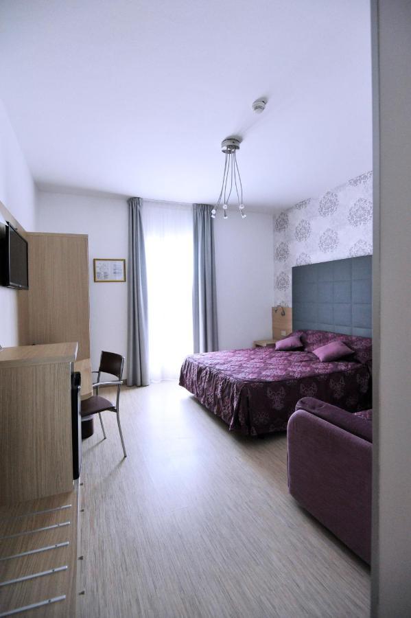 Hotel Marzia Holiday Queen Caorle Bagian luar foto
