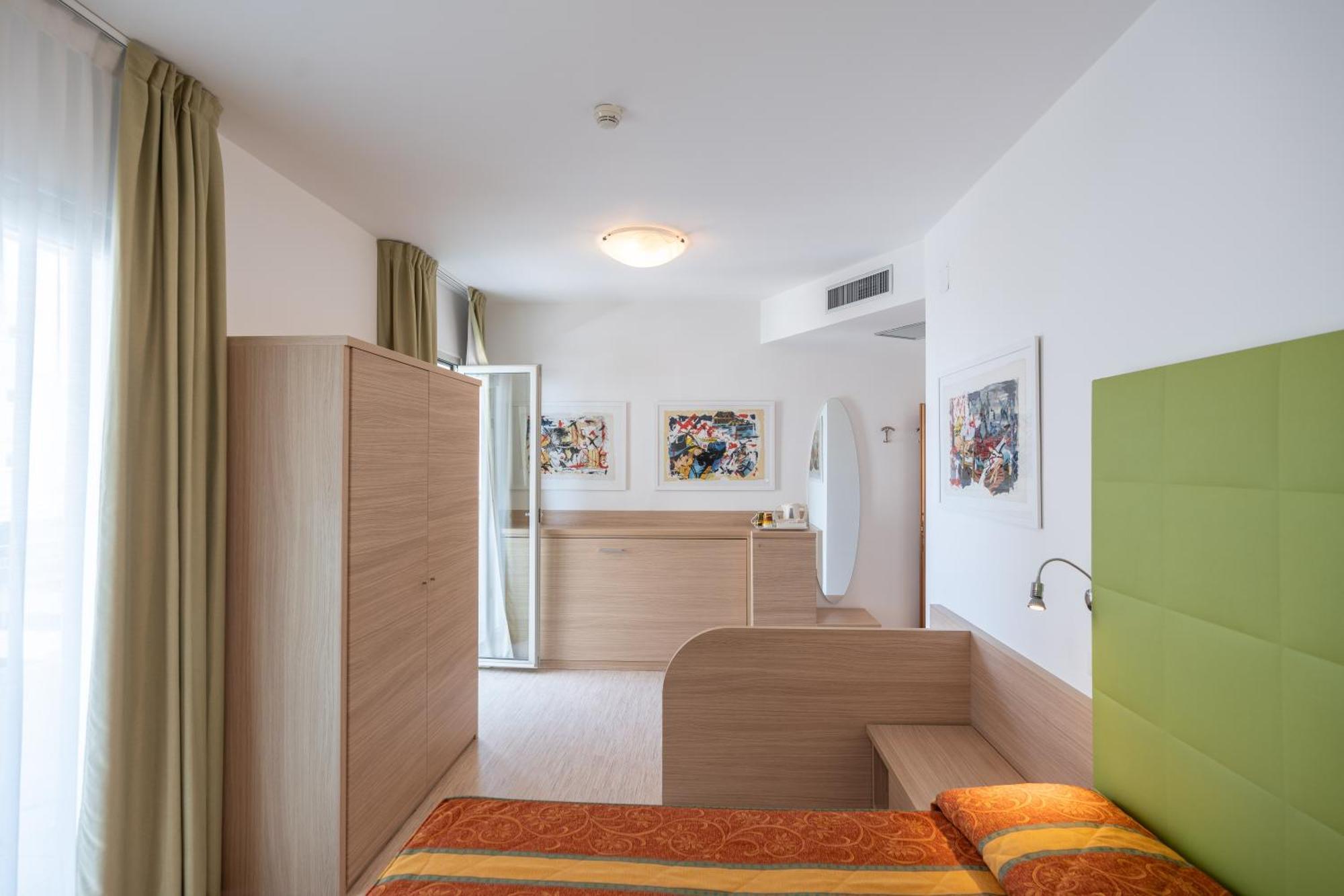 Hotel Marzia Holiday Queen Caorle Bagian luar foto