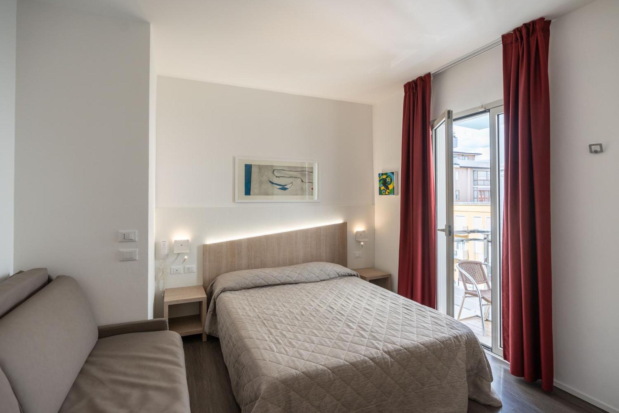 Hotel Marzia Holiday Queen Caorle Bagian luar foto
