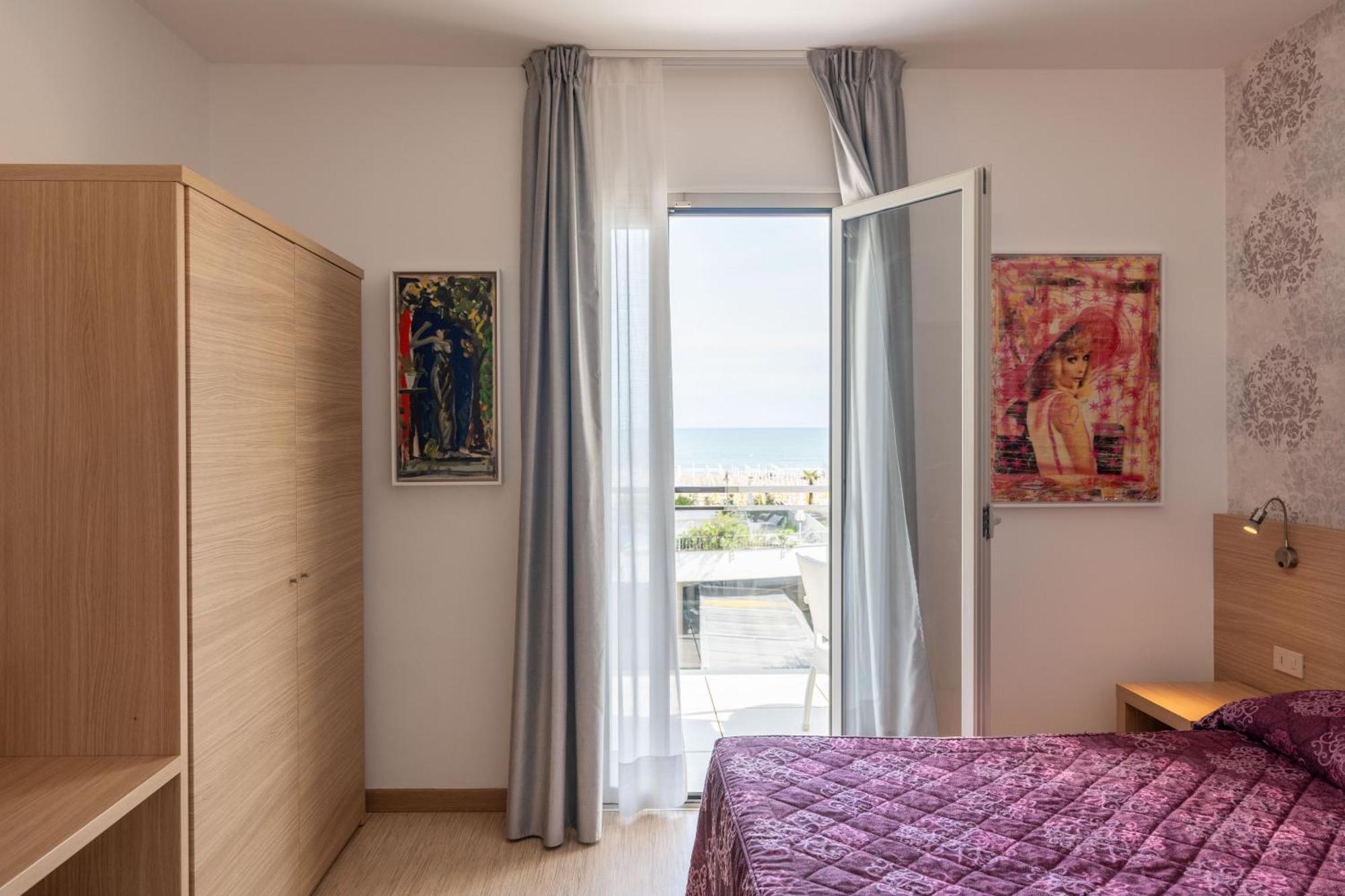 Hotel Marzia Holiday Queen Caorle Bagian luar foto