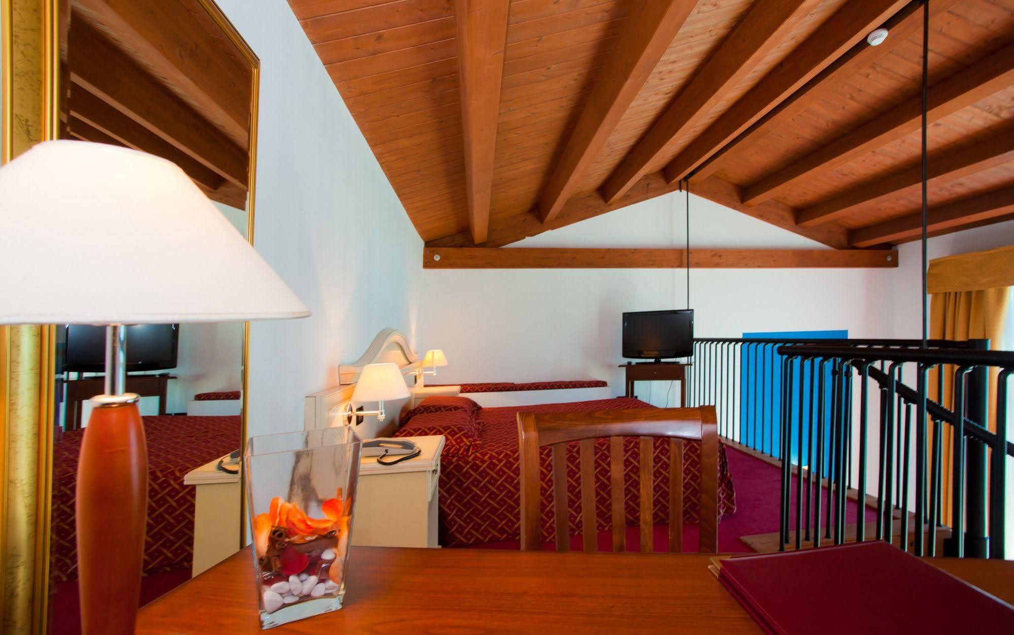 Hotel Marzia Holiday Queen Caorle Bagian luar foto