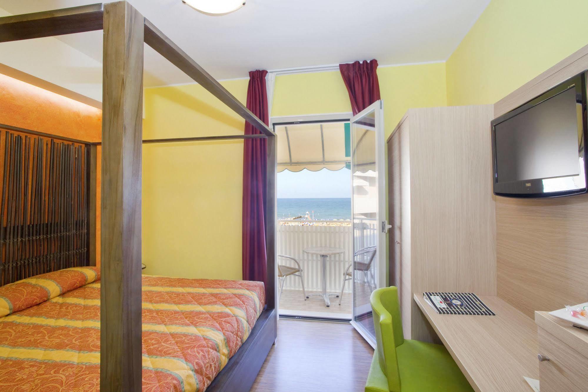 Hotel Marzia Holiday Queen Caorle Bagian luar foto